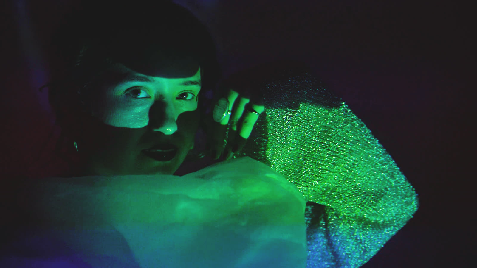 Porträt im grünen Licht mit glitzernder Textur