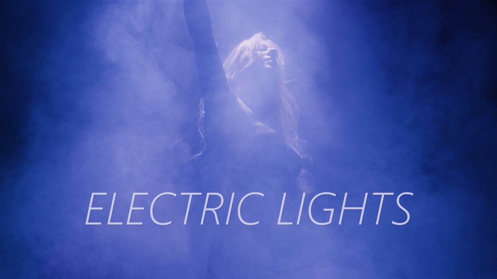 Protagonistin von Electric Lights im violetten Licht